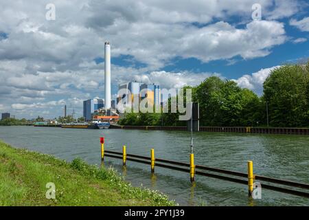 Allemagne, Oberhausen, Alt-Oberhausen, Oberhausen-Lirich, Oberhausen-Buschhausen, Région de la Ruhr, Basse-Rhin, Rhénanie-du-Nord-Westphalie, NRW, Élimination des déchets, production d'électricité, usine d'incinération des déchets au canal Rhin-Herne, cargos dans le port, derrière le Gasomètre Banque D'Images