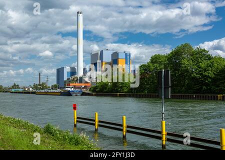 Allemagne, Oberhausen, Alt-Oberhausen, Oberhausen-Lirich, Oberhausen-Buschhausen, Région de la Ruhr, Basse-Rhin, Rhénanie-du-Nord-Westphalie, NRW, Élimination des déchets, production d'électricité, usine d'incinération des déchets au canal Rhin-Herne, cargos dans le port, derrière le Gasomètre Banque D'Images