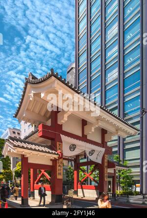 tokyo, japon - avril 09 2021 : personnes marchant sous la grande porte de Shibadaimon ou de kouraimon menant par la rue Daimon au temple bouddhiste Zojoji Banque D'Images