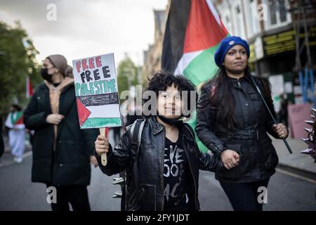 Un jeune manifestant avec un écriteau mène sa mère à la main, Free Palestine Protest, Londres, 22 mai 2021 Banque D'Images