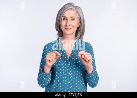 Photo portrait d'une femme d'affaires aînée portant des lunettes de chemise à pois isolé sur fond blanc Banque D'Images
