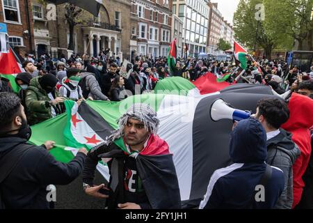 Foule de manifestants contenue dans le cordon de police, Free Palestine Protest, Kensington, Londres, 22 mai 2021 Banque D'Images