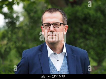 26 mai 2021, Brandebourg, Dallgow-Döberitz: Sven Richter (CDU), Maire de Dallgow-Döberitz à la ferme Falkensee. Photo: Soeren Stache/dpa-Zentralbild/dpa Banque D'Images