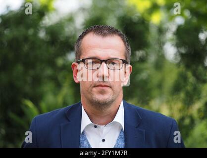 26 mai 2021, Brandebourg, Dallgow-Döberitz: Sven Richter (CDU), Maire de Dallgow-Döberitz à la ferme Falkensee. Photo: Soeren Stache/dpa-Zentralbild/dpa Banque D'Images