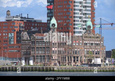 21 mai 2021, pays-Bas, Rotterdam: Ancien bâtiment principal de la compagnie maritime Holland Amerika Lijn sur Kop van Zuid. Le bâtiment classé sur le Nieuwe Maas abrite l'hôtel New York. Photo: Soeren Stache/dpa-Zentralbild/dpa Banque D'Images