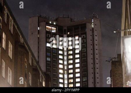 hilton Park Lane met des lumières sur les chambres arrière pour montrer le nombre de jours restants avant l'ouverture des restaurants à l'intérieur et ou et les hôtels. Il est donc allé 4-3-2-1-Open lundi 17 mai 2021 images éclair Banque D'Images