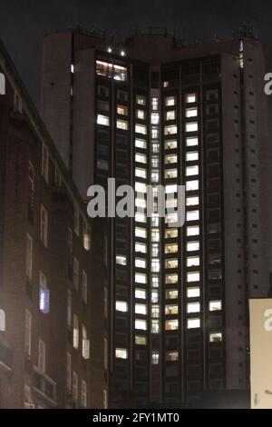 hilton Park Lane met des lumières sur les chambres arrière pour montrer le nombre de jours restants avant l'ouverture des restaurants à l'intérieur et ou et les hôtels. Il est donc allé 4-3-2-1-Open lundi 17 mai 2021 images éclair Banque D'Images