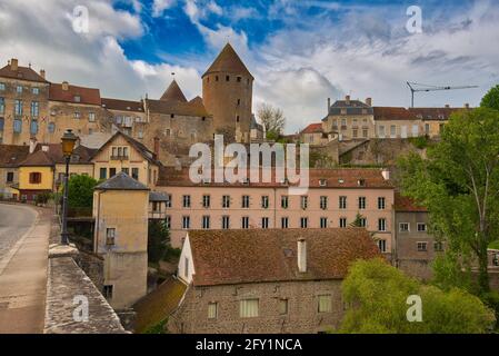 Beau village Semur en Auxois en Bourgogne en France Banque D'Images