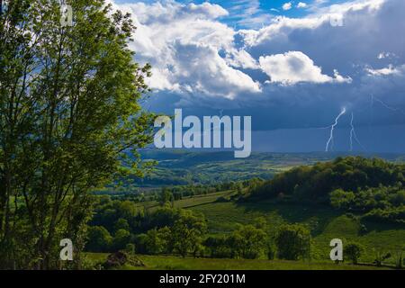 Orage dans le Morvan en Bourgogne près de Vezelay Banque D'Images