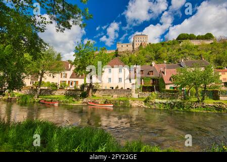 Beau village de Mailly-le-Château en Bourgogne en France Banque D'Images