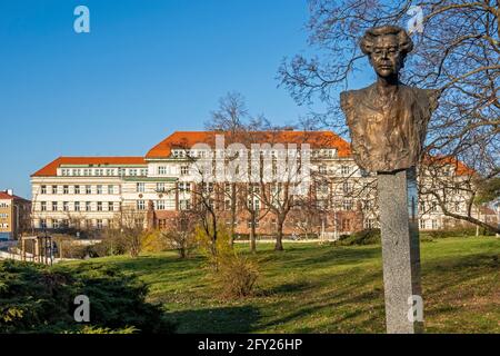 Buste en bronze de Milada Horakova, debout dans un parc près du bâtiment de la haute Cour à Prague, place Hrdinů, Pankrác, République Tchèque, Europe Banque D'Images