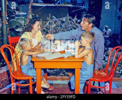 ROBERT MITCHUM (1917-1997) acteur de cinéma américain avec sa femme Dorothy Et leurs fils James à droite et Christopher vers 1947 Banque D'Images