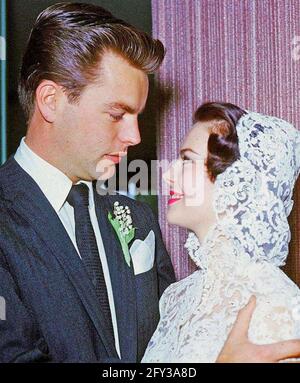 ROBERT WAGNER l'acteur de cinéma et de télévision américain épouse l'actrice Natalie Wood le 28 décembre 1957 à Scottsdale, Arizona. Banque D'Images