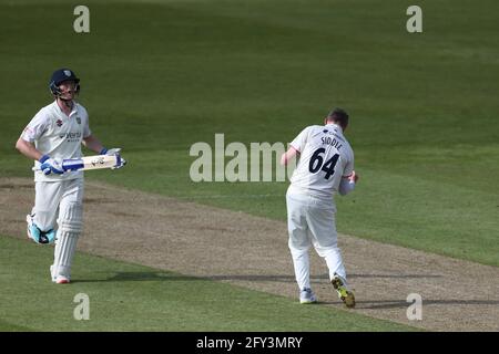 CHESTER LE STREET, ROYAUME-UNI. 27 MAI Peter Siddle d'Essex célèbre après avoir piégé le LBW Cameron Bancroft de Durham lors du match de championnat du comté de LV= entre le Durham County Cricket Club et Essex à Emirates Riverside, Chester le Street, le jeudi 27 mai 2021. (Credit: Mark Fletcher | MI News) Credit: MI News & Sport /Alay Live News Banque D'Images