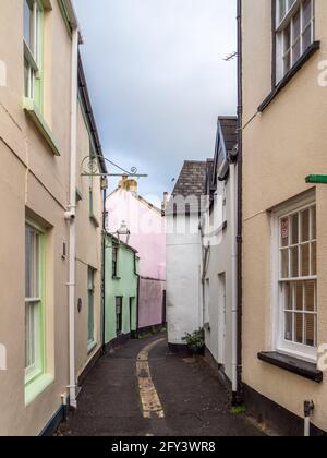 Une rue étroite dans le village pittoresque d'Appledore dans le Nord du Devon. En début de soirée, calme. Banque D'Images