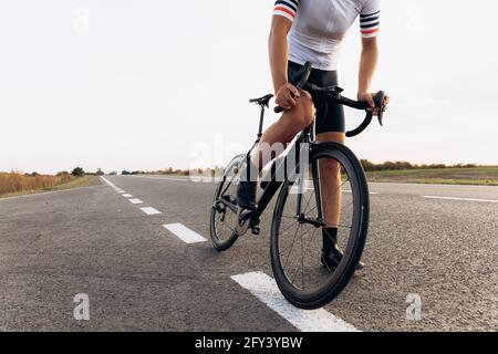 Gros plan sur un jeune homme vêque de vêtements de cyclisme route Banque D'Images
