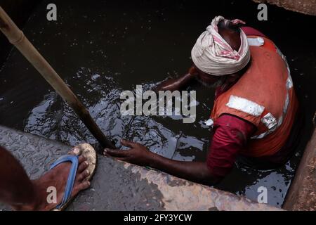 Guwahati, Assam, Inde. 27 mai 2021. Les nettoyeurs d'égouts nettoient la boue et les ordures d'un drain avant la saison des inondations à Guwahati. Crédit : David Talukdar/ZUMA Wire/Alay Live News Banque D'Images