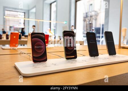 Rome, Italie. 27 mai 2021. IPhones dans la nouvelle boutique Apple crédit: Stephen Bisgrove/Alay Live News Banque D'Images