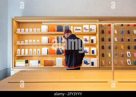 Rome, Italie. 27 mai 2021. Une vue de l'intérieur de la nouvelle boutique Apple Credit: Stephen Bisgrove/Alay Live News Banque D'Images