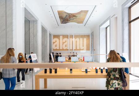 Rome, Italie. 27 mai 2021. Une vue de l'intérieur de la nouvelle boutique Apple Credit: Stephen Bisgrove/Alay Live News Banque D'Images