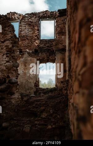 Vue verticale de vieilles fenêtres en briques sur un bâtiment abandonné Banque D'Images