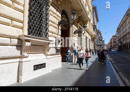 Rome, Italie. 27 mai 2021. Extérieur du nouveau magasin Apple Store. Crédit : Stephen Bisgrove/Alay Live News Banque D'Images