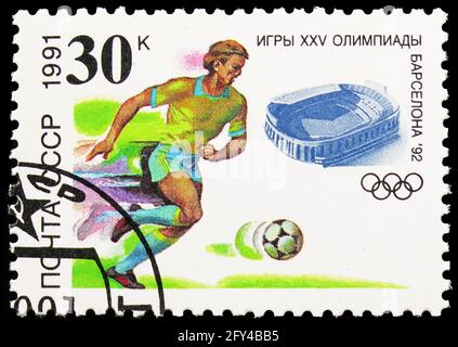 MOSCOU, RUSSIE - 31 AOÛT 2019 : timbre-poste imprimé en Union soviétique (Russie) montre le football et le stade, Jeux Olympiques d'été 1992 - Barcelone ser Banque D'Images