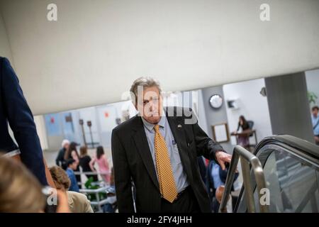 Le sénateur américain John Neely Kennedy (républicain de Louisiane) passe par le métro du Sénat, lors d'un vote au Capitole des États-Unis à Washington, DC, le jeudi 27 mai 2021. Crédit : Rod Lamkey/CNP/MediaPunch Banque D'Images