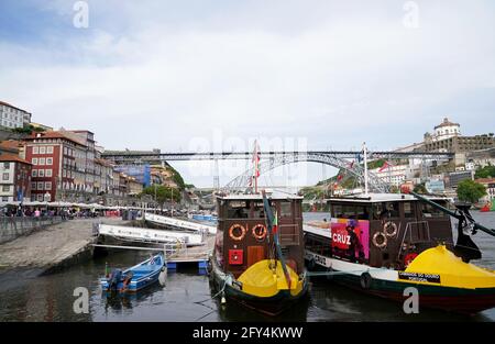 Vue sur le pont Dom Luis I, qui sépare les villes de Porto (à gauche) et Vila Nova de Gaia (à droite) avant la finale de la Ligue des champions de l'UEFA à Porto (Portugal). Date de la photo: Jeudi 27 mai 2021. Banque D'Images