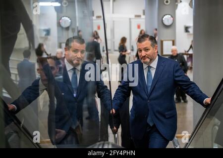 Le sénateur américain Ted Cruz (républicain du Texas), traverse le métro du Sénat, lors d'un vote au Capitole des États-Unis à Washington, DC, le jeudi 27 mai 2021. Crédit : Rod Lamkey/CNP/MediaPunch Banque D'Images