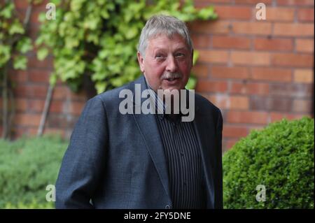 Sammy Wilson MP arrivant pour la réunion du DUP pour ratifier Edwin Poots en tant que nouveau chef du parti à l'hôtel Ramada de Belfast. Date de la photo: Jeudi 27 mai 2021. Banque D'Images