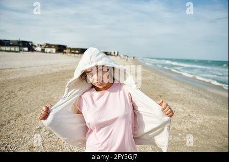 Belle femme sur la plage appréciant la belle nature dans le beau bord de mer. Amour de la nature et de la planète concept de protection de la terre Banque D'Images