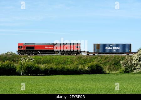 DB Schenker classe 66 diesel locomotive No 66152 'derek Holmes' tirant un train freightliner, Warwickshire, Royaume-Uni Banque D'Images