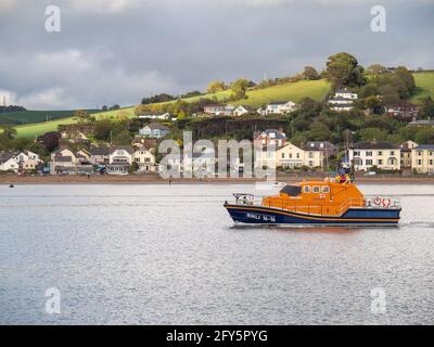 APPLEDORE, DEVON, ANGLETERRE - MAI 25 2021 : le bateau de sauvetage, Royal National Lifeboat institution, se dirige vers la mer. Banque D'Images
