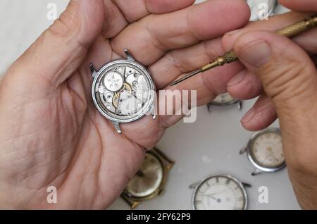 Réparation de montres mécaniques Banque D'Images