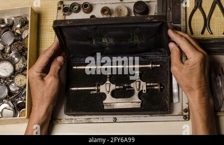 Ancienne Boîte à Outils D'horloger - Marque D.R.G.M - Vintage - Occasion