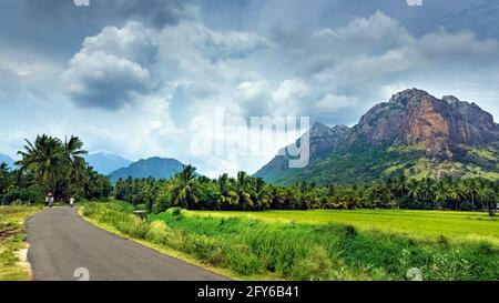 Merveilleux climat de mousson avec des nuages blancs de Misty fond de montagne. Banque D'Images