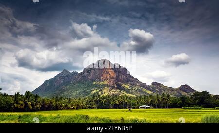 Merveilleux climat de mousson avec des nuages blancs de Misty fond de montagne. Banque D'Images