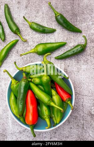 Ingrédients pour poivrons chauds marinés et poivrons jalapeno dans un pot Banque D'Images