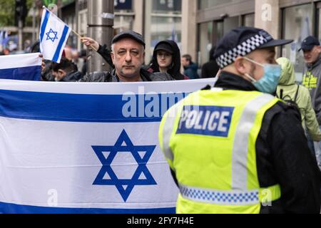 Manifestant portant le drapeau israélien, manifestation sioniste, ambassade d'Israël, Londres, 23 mai 2021 Banque D'Images