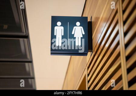 Panneau des toilettes publiques. Toilettes salle de bains plaque signalétique Banque D'Images