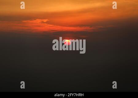 Le soleil se couche sur l'horizon vu d'Anilao dans la province de Batangas, au sud de Manille, aux Philippines. Banque D'Images