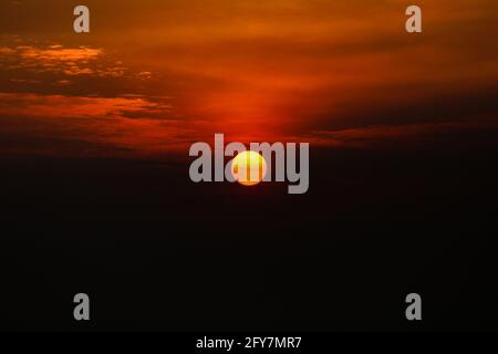 Le soleil se couche sur l'horizon vu d'Anilao dans la province de Batangas, au sud de Manille, aux Philippines. Banque D'Images