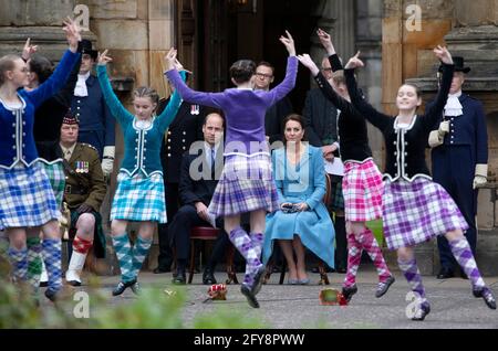 Le duc et la duchesse de Cambridge regardent des danseurs des Highlands se produire au battement de la retraite au Palais de Holyroodhouse à Édimbourg. Date de la photo: Jeudi 27 mai 2021. Banque D'Images