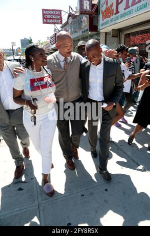 Harlem, NY, États-Unis. 27 mai 2021. (Invité, Président de Bronx Borough Ruben Diaz Jr, Et Eric Adams Walk en tant que candidat Mayoral de la ville de New York Eric Adams reçoit le soutien de l'activiste des droits civils Ashely Sharpton, directeur, National action Network Youth Huddle et fille de l'activiste des droits civils le révérend Al Sharpton dans la section Harlem de New York le 27 mai 2021. Crédit : Mpi43/Media Punch/Alamy Live News Banque D'Images