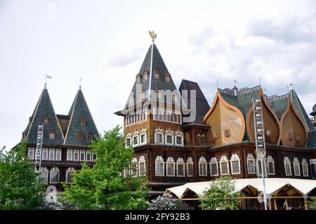 Moscou, Russie - 23 mai 2021 : palais en bois du Tsar Alexei Mikhaïlovich dans le parc Kolomenskoye. Banque D'Images