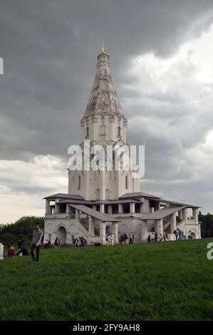 Moscou, Russie - 23 mai 2021 : Église de l'Ascension du Seigneur dans le Parc Kolomenskoye, sur fond de ciel dramatique Banque D'Images