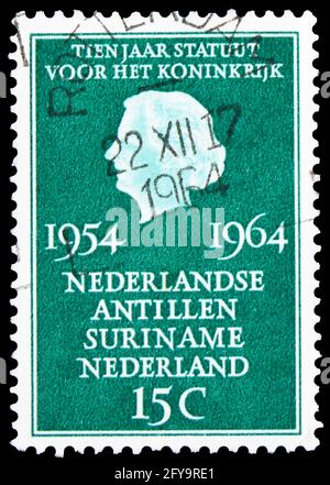 MOSCOU, RUSSIE - 23 SEPTEMBRE 2019 : timbre-poste imprimé aux pays-Bas montre la reine Juliana (1909-2004), série de la Constitution royale, vers 1964 Banque D'Images