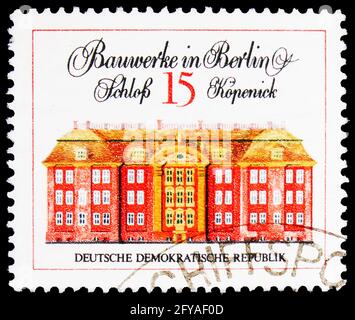 MOSCOU, RUSSIE - 23 SEPTEMBRE 2019 : timbre-poste imprimé en Allemagne, République démocratique, montre le château de Köpenick, série, circa1971 Banque D'Images