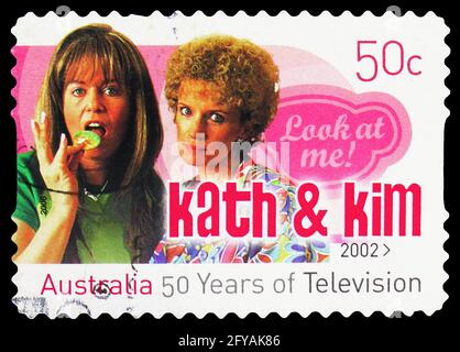 MOSCOU, RUSSIE - 23 SEPTEMBRE 2019 : timbre-poste imprimé en Australie montre Kath & Kim, série télévisée, vers 2006 Banque D'Images